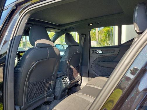 Ultra Black 2026 Volvo XC40 B5 Ultra Black Edition