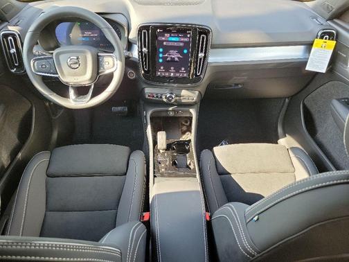 Ultra Black 2026 Volvo XC40 B5 Ultra Black Edition