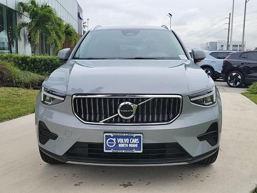2025 Volvo XC40 B5 Core Bright Theme