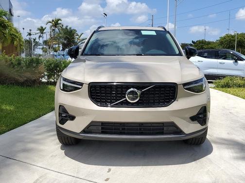 2025 Volvo XC40 B5 Ultra Dark Theme