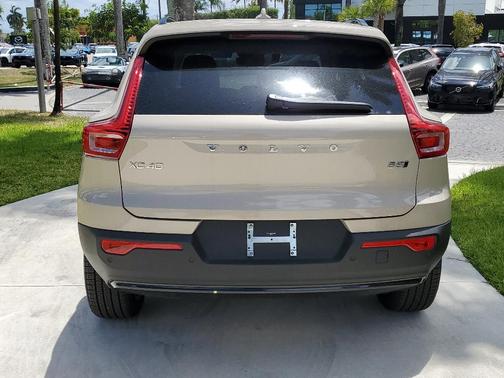2025 Volvo XC40 B5 Ultra Dark Theme