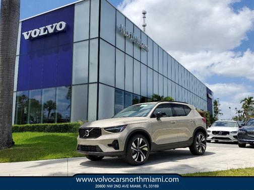 2025 Volvo XC40 B5 Ultra Dark Theme