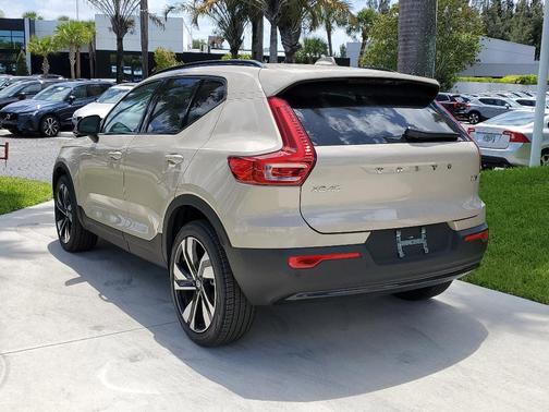 2025 Volvo XC40 B5 Ultra Dark Theme