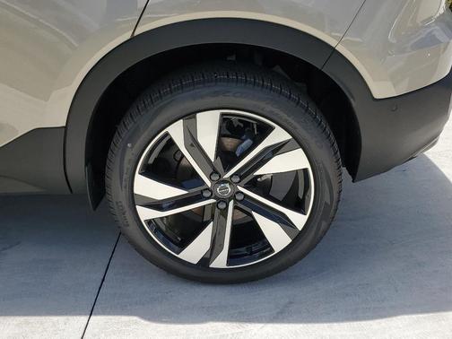 2025 Volvo XC40 B5 Ultra Dark Theme