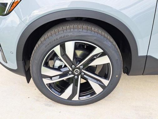 2026 Volvo XC40 B4 Plus