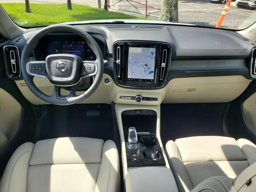 2025 Volvo XC40 B5 Plus Bright Theme