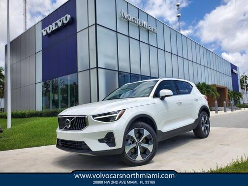 2025 Volvo XC40 B5 Plus Bright Theme