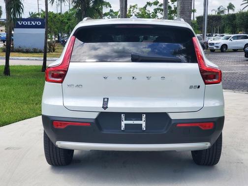 2025 Volvo XC40 B5 Plus Bright Theme