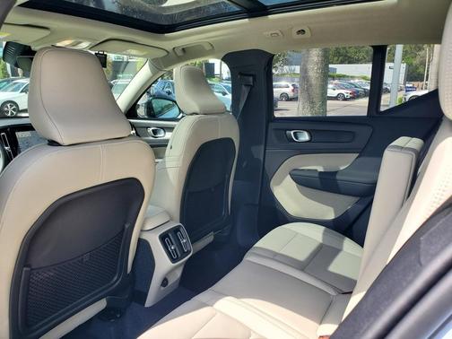 2025 Volvo XC40 B5 Plus Bright Theme