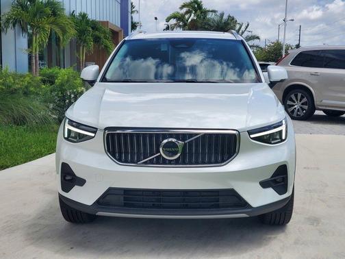 2025 Volvo XC40 B5 Plus Bright Theme