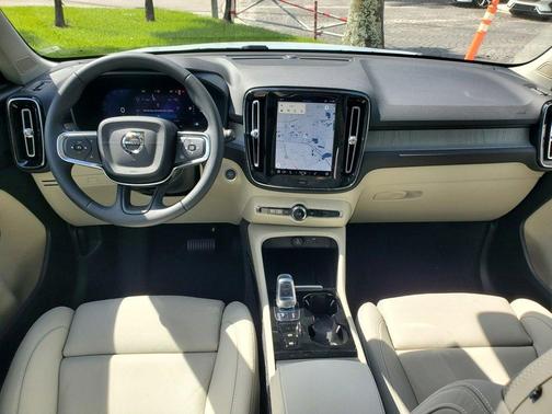 2025 Volvo XC40 B5 Plus Bright Theme