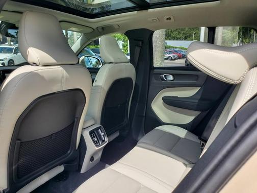 2025 Volvo XC40 B5 Plus Bright Theme
