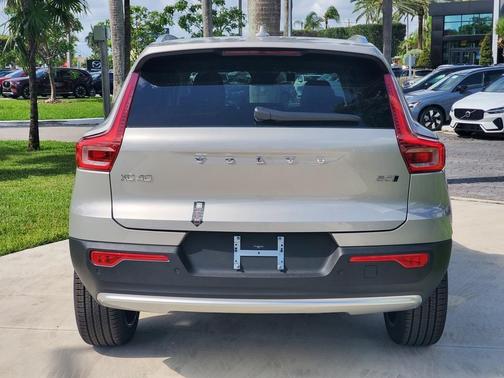 2025 Volvo XC40 B5 Plus Bright Theme
