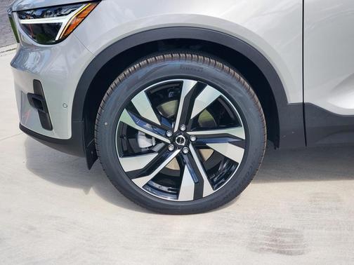 2025 Volvo XC40 B5 Plus Bright Theme