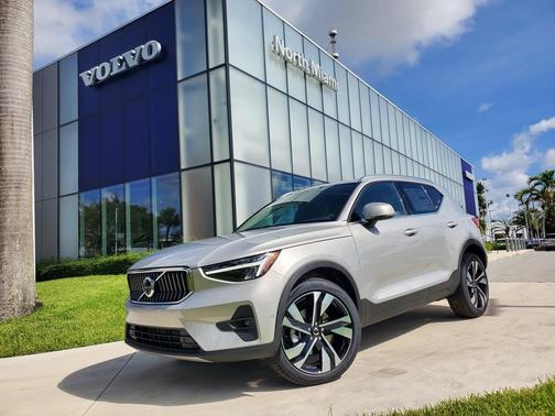 2025 Volvo XC40 B5 Plus Bright Theme