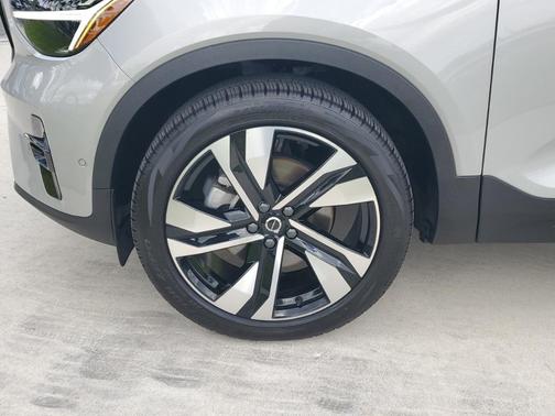 2023 Volvo XC40 B5 Ultimate Dark Theme