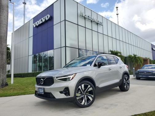 2023 Volvo XC40 B5 Ultimate Dark Theme