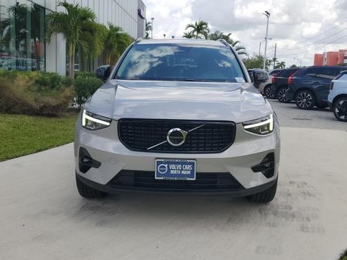 2023 Volvo XC40 B5 Ultimate Dark Theme