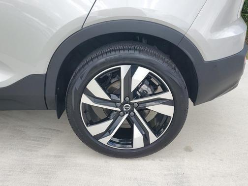 2023 Volvo XC40 B5 Ultimate Dark Theme