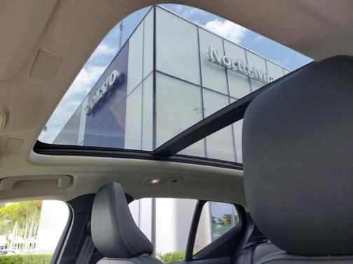 2023 Volvo XC40 B5 Ultimate Dark Theme