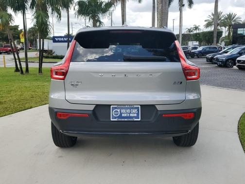 2023 Volvo XC40 B5 Ultimate Dark Theme