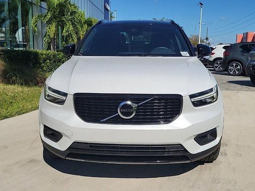 2022 Volvo XC40 T4 R-Design