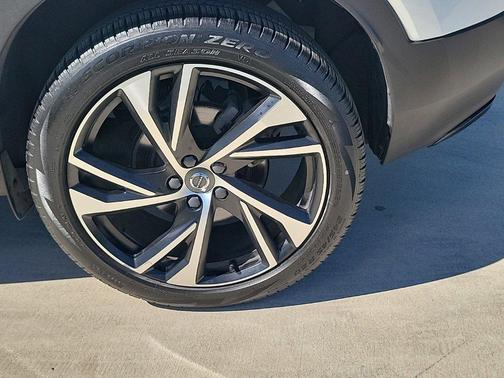 2022 Volvo XC40 T4 R-Design