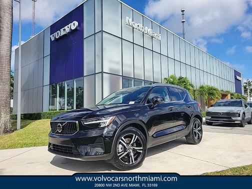 2025 Volvo XC40 B5 Core Bright Theme