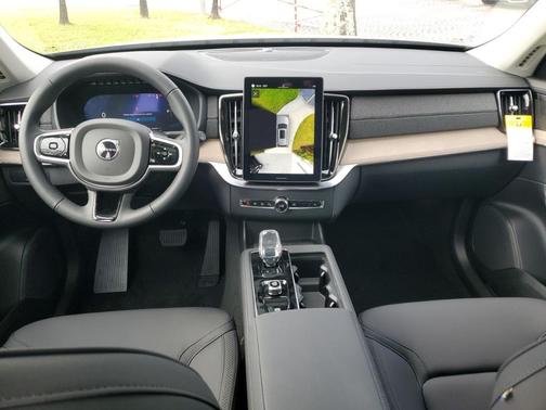 2025 Volvo XC90 Plug-In Hybrid T8 Plus 7-Seater