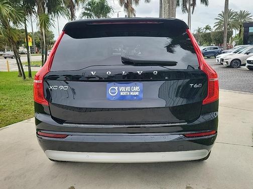 2022 Volvo XC90 T6 Momentum 7 Passenger