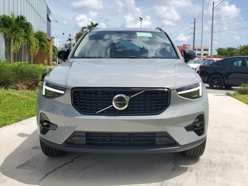 2025 Volvo XC40 B5 Ultra Dark Theme