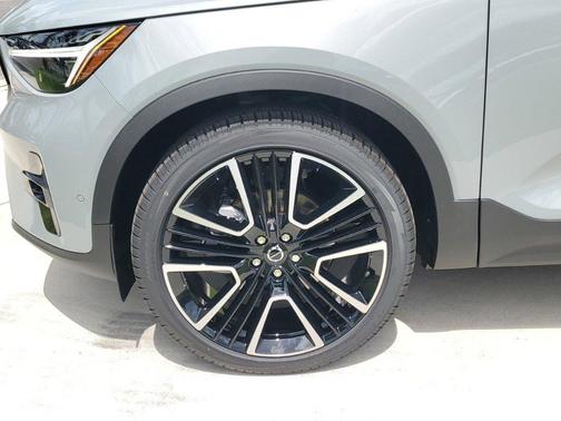 2025 Volvo XC40 B5 Ultra Dark Theme