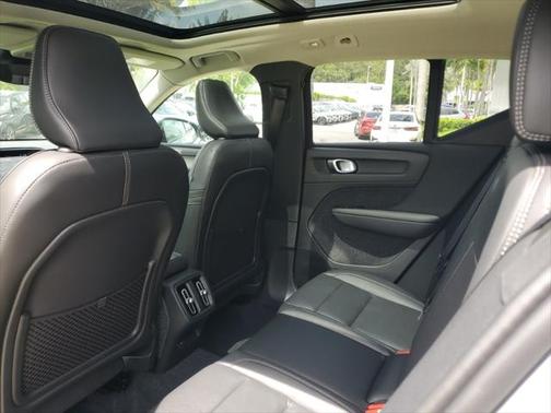 2025 Volvo XC40 B5 Ultra Dark Theme