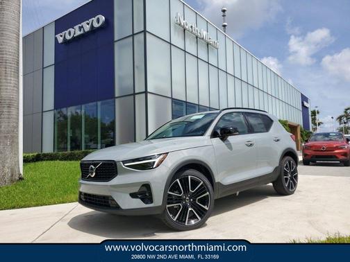 2025 Volvo XC40 B5 Ultra Dark Theme