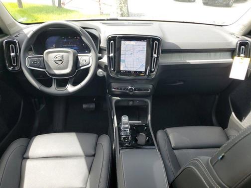 2025 Volvo XC40 B5 Ultra Dark Theme