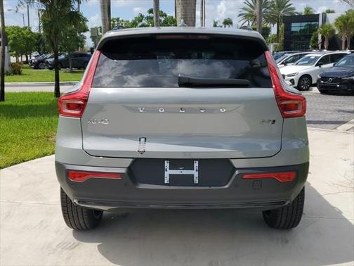 2025 Volvo XC40 B5 Ultra Dark Theme
