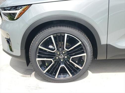 2025 Volvo XC40 B5 Ultra Dark Theme