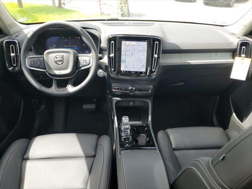 2025 Volvo XC40 B5 Ultra Dark Theme