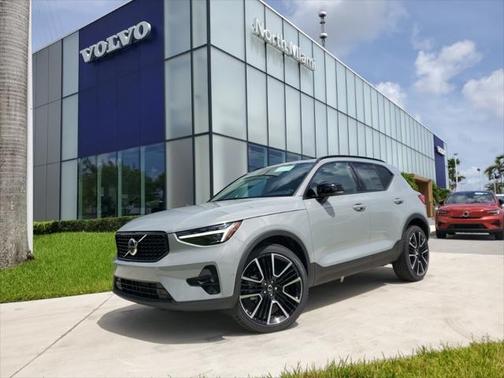 2025 Volvo XC40 B5 Ultra Dark Theme