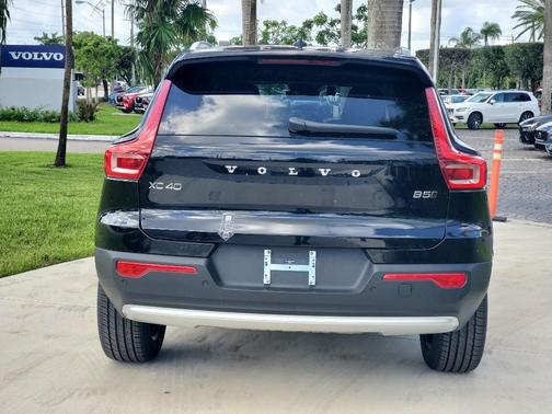 2025 Volvo XC40 B5 Core Bright Theme