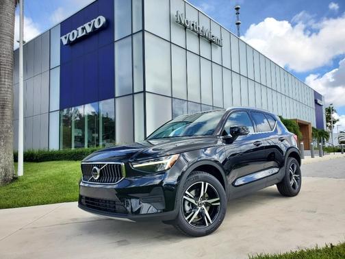 2025 Volvo XC40 B5 Core Bright Theme