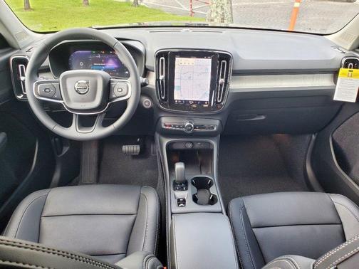 2025 Volvo XC40 B5 Core Bright Theme