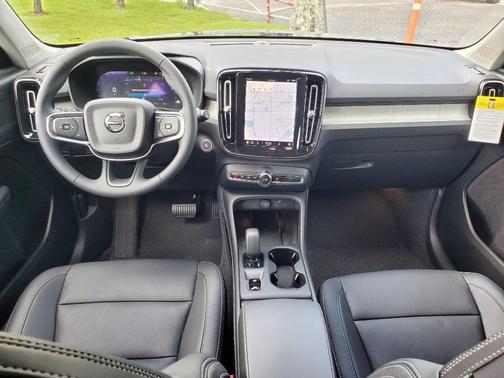 2025 Volvo XC40 B5 Core Bright Theme