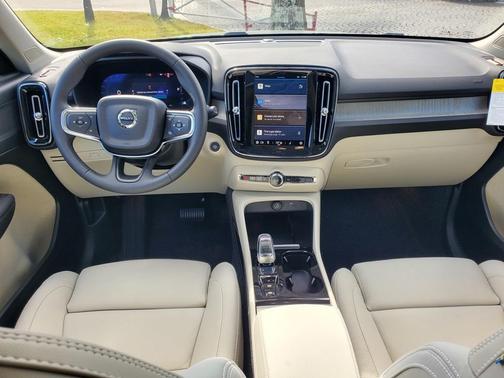 2025 Volvo XC40 B5 Plus Bright Theme
