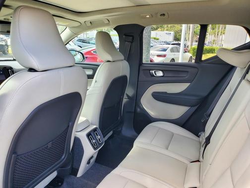 2025 Volvo XC40 B5 Plus Bright Theme