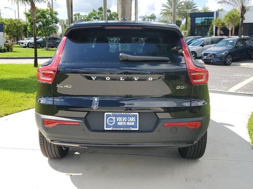 2025 Volvo XC40 B5 Plus Dark Theme