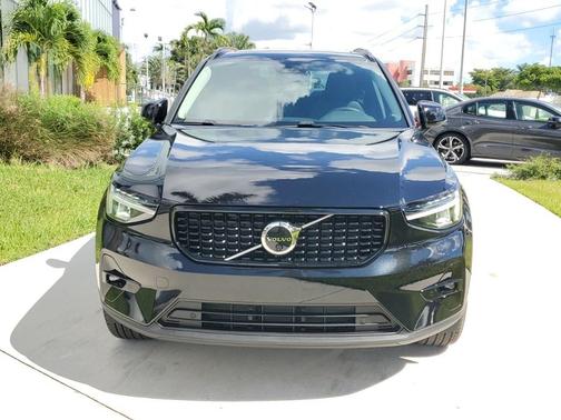 2025 Volvo XC40 B5 Plus Dark Theme