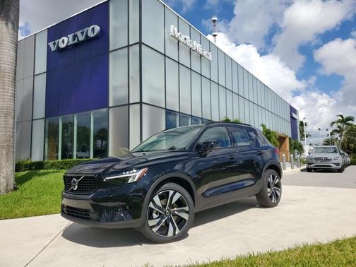 2025 Volvo XC40 B5 Plus Dark Theme