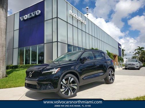 2025 Volvo XC40 B5 Plus Dark Theme