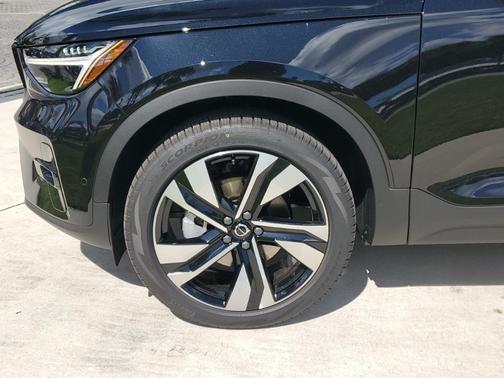 2025 Volvo XC40 B5 Plus Dark Theme